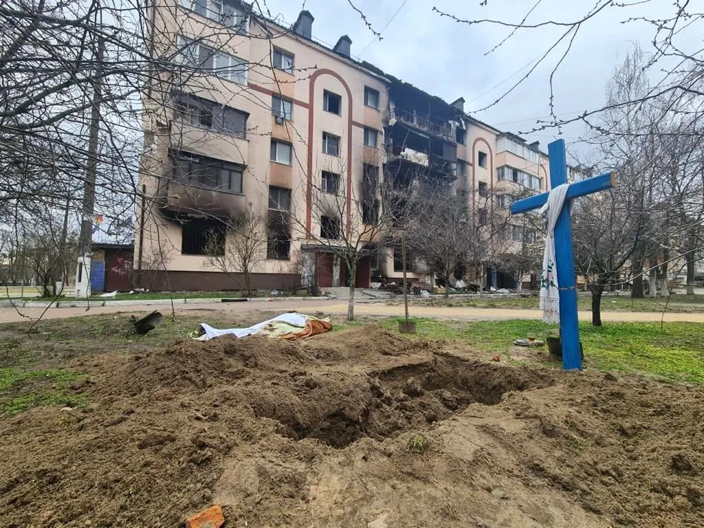 Una fossa a Bucha dopo l’occupazione russa