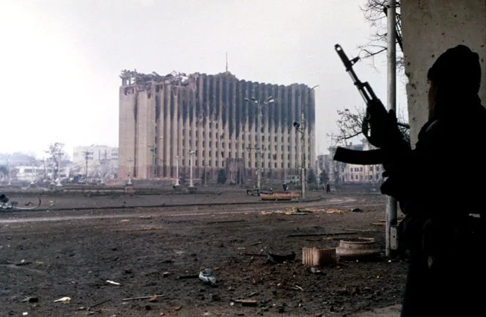 Un combattente ceceno presso il palazzo presidenziale di Grozny, gennaio 1995. Foto: Mikhail Evstafiev, via Wikimedia Commons — CC BY-SA 3.0