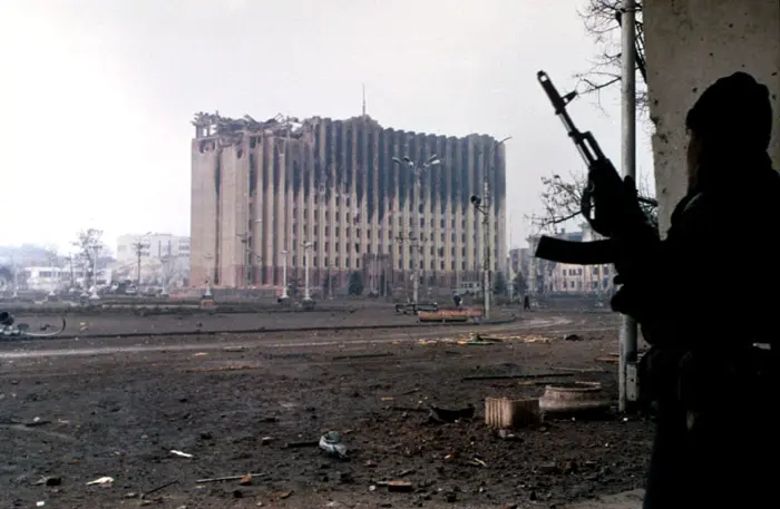 Un combattente ceceno presso il palazzo presidenziale di Grozny, gennaio 1995. Foto: Mikhail Evstafiev, via Wikimedia Commons — CC BY-SA 3.0